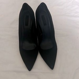 Black pumps Like new only worn once